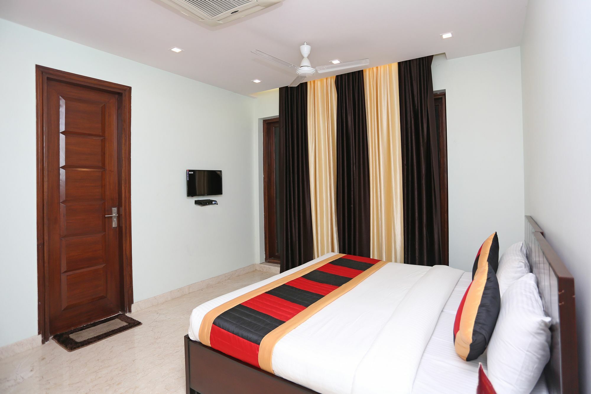 Oyo 9664 Sector 48 Hotel Gurgaon Buitenkant foto