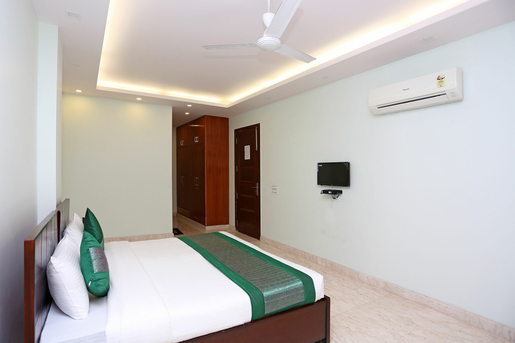 Oyo 9664 Sector 48 Hotel Gurgaon Buitenkant foto
